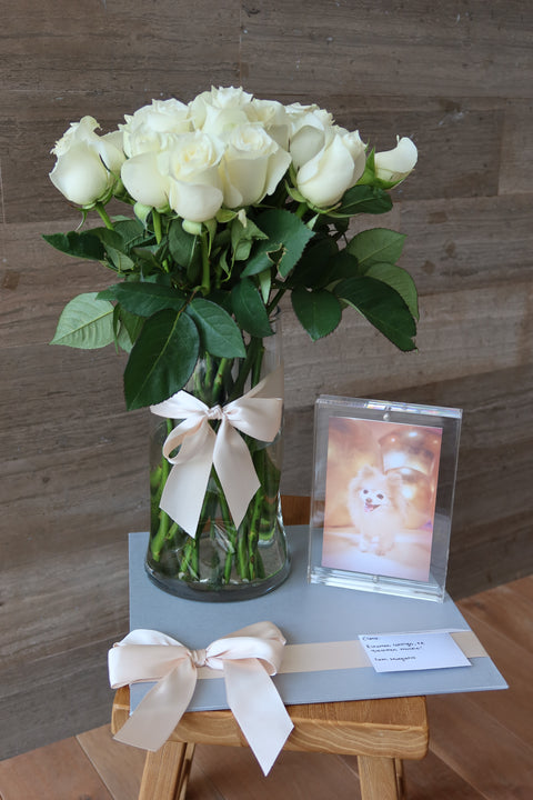 Rosas con portaretrato de acrílico
