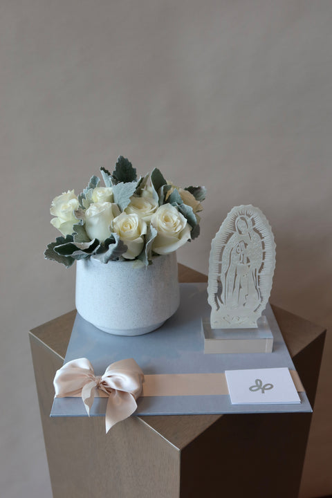 Virgen de acrilico con flores