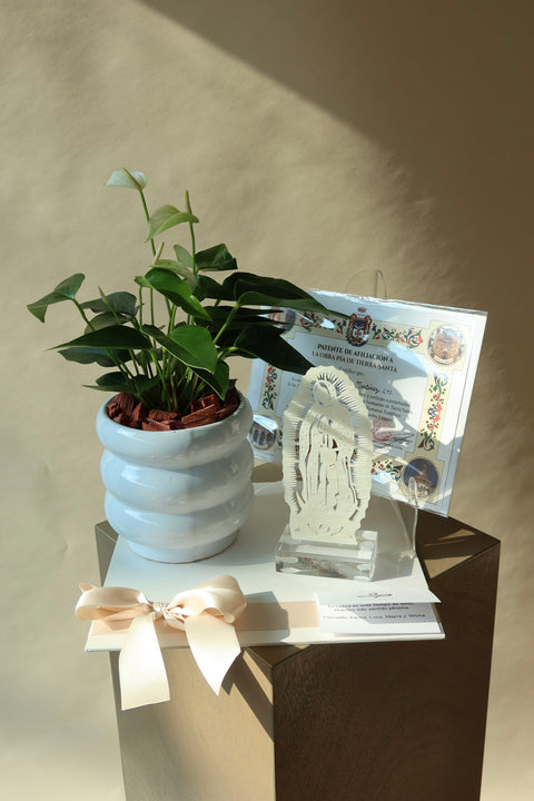 Anturio con Misa y Virgencita