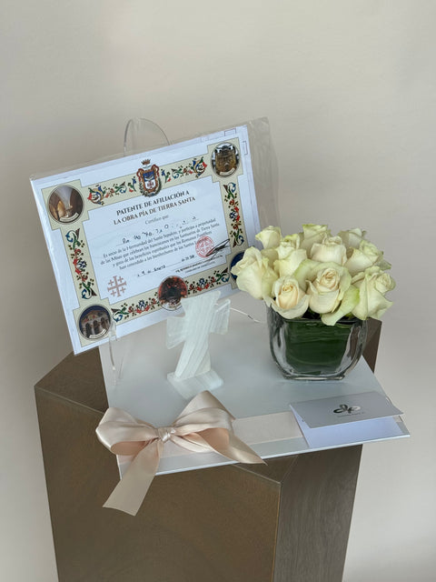 Arreglo Misa con Rosas y Cruz Onix