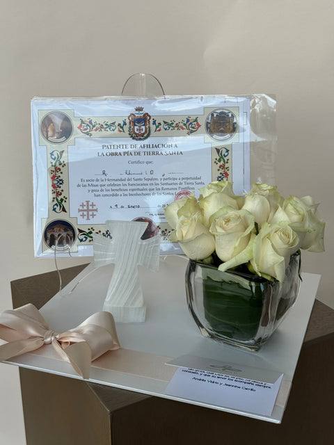 Arreglo Misa con Rosas y Cruz Onix